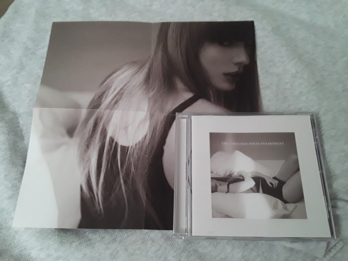 Swifts color scheme for the album is an thematically appropriate grey. 